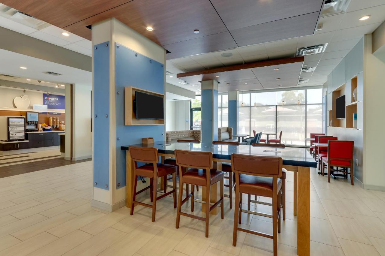 Holiday Inn Express - Wilmington - Porters Neck By Ihg Екстериор снимка