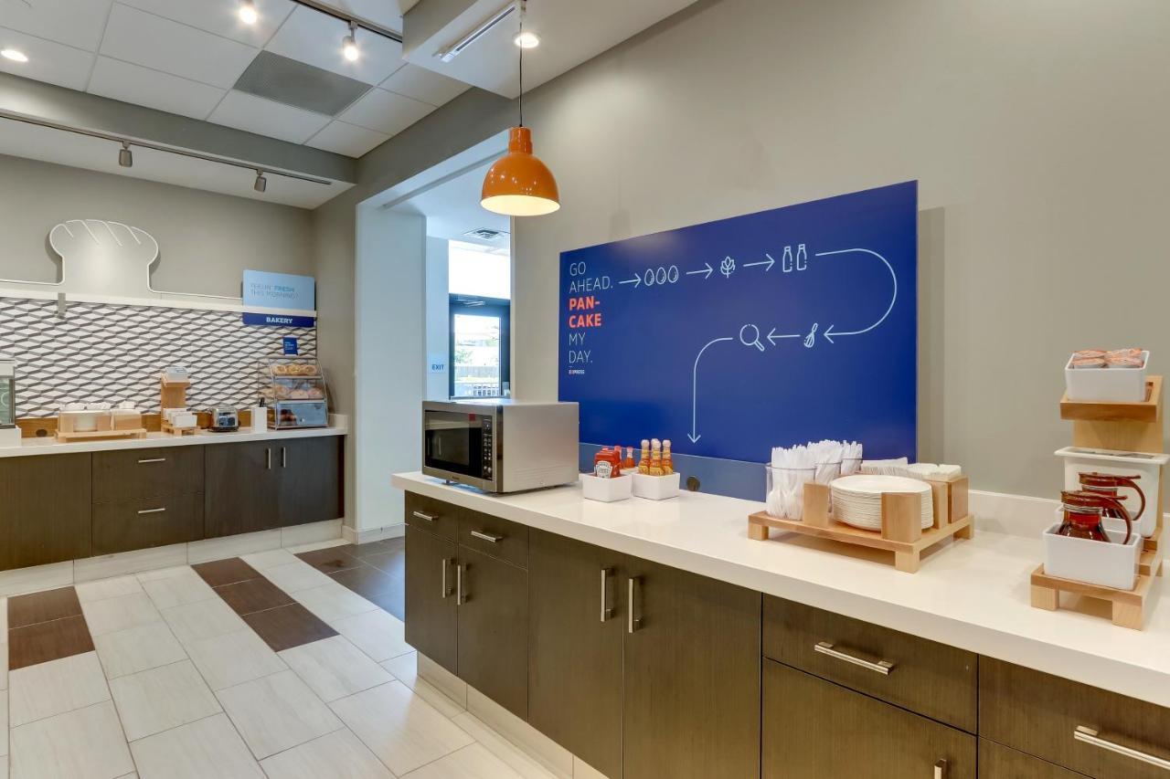 Holiday Inn Express - Wilmington - Porters Neck By Ihg Екстериор снимка